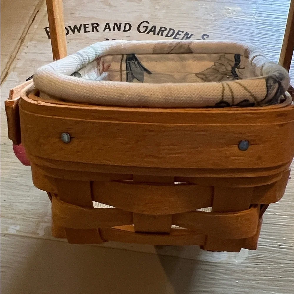 Longaberger ‘99 Hostess Basket w/Liner, plastic protector and stationary handle